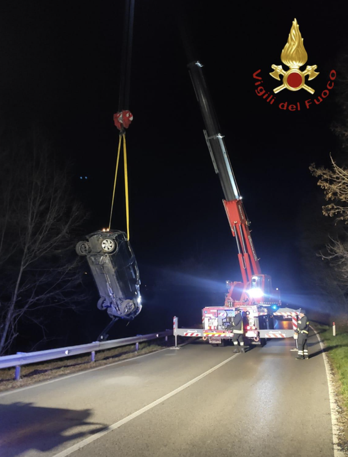 Auto vola fuori strada e finisce nel fiume: tre giovani feriti nel Comasco Auto vola fuori strada e finisce nel fiume: tre giovani feriti nel Comasco