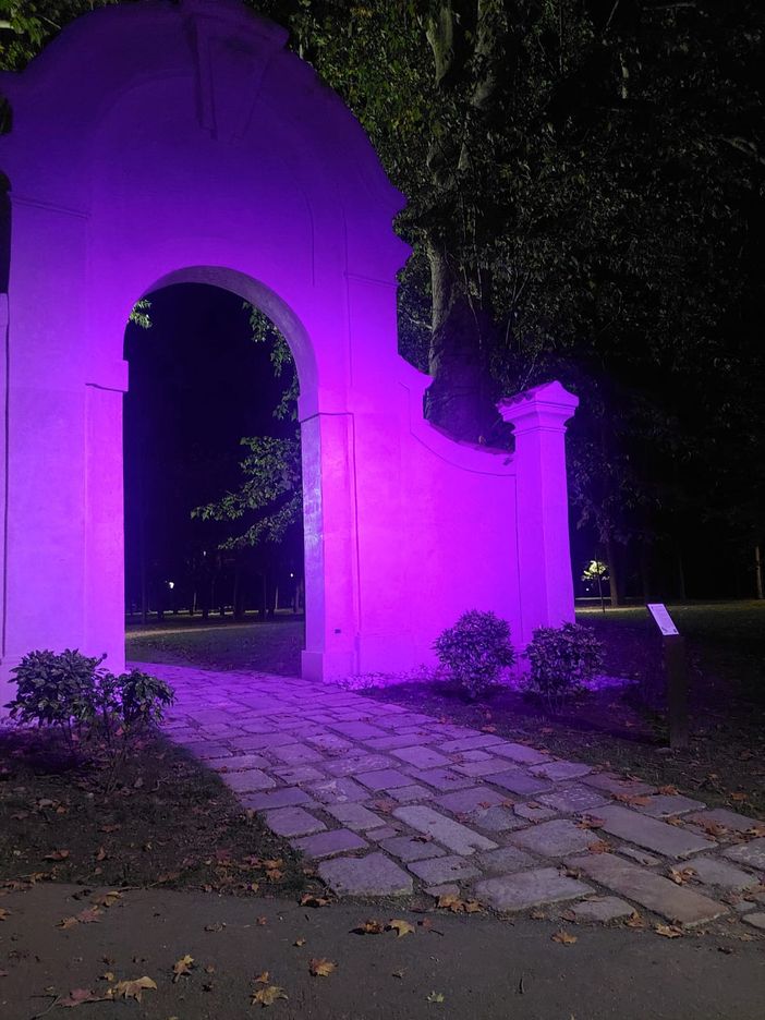 Castellanza, nel mese di ottobre  l’arco del parco dei Platani si colora di rosa