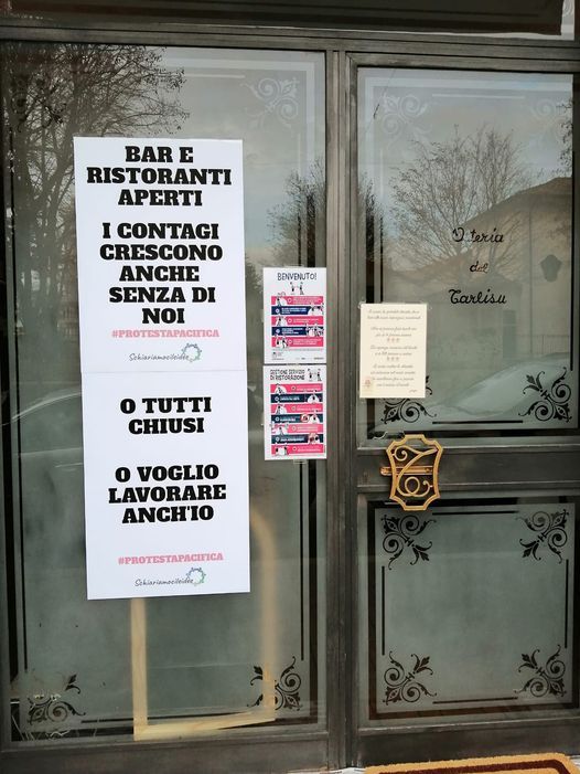 Protesta pacifica di baristi e ristoratori. «Ci hanno messo in croce e non si capisce il perché». «Che almeno ci aiutino in maniera congrua»