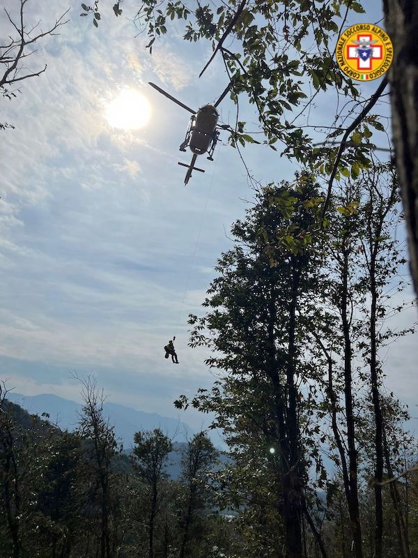 Soccorso alpino in azione a Dumenza: ventenne si ferisce mentre lavora nel bosco Soccorso alpino in azione a Dumenza: ventenne si ferisce mentre lavora nel bosco