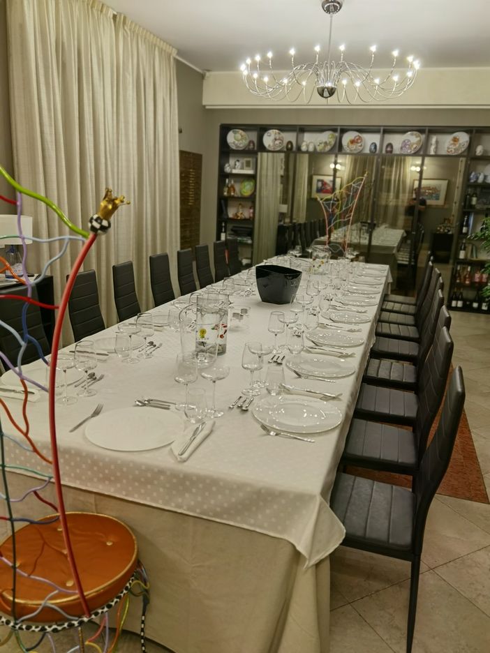 Serena Colombo e Massimiliano Babila Cagelli, insieme a una Ratatouille dello chef e una sala del TavoloUnico. Nella galleria, dettagli e piatti della serata (foto Lucia Filippeschi e foto TavoloUnico) Serena Colombo e Massimiliano Babila Cagelli, insieme a una Ratatouille dello chef e una sala del TavoloUnico. Nella galleria, dettagli e piatti della serata (foto Lucia Filippeschi e foto TavoloUnico)