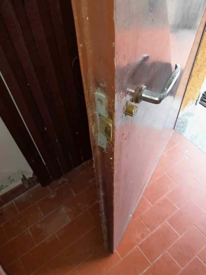 FOTO. Golasecca, ladri scatenati al centro sportivo: rubate le divise dell'Aurora, svaligiato il bar e spariti i macchinari per il prato