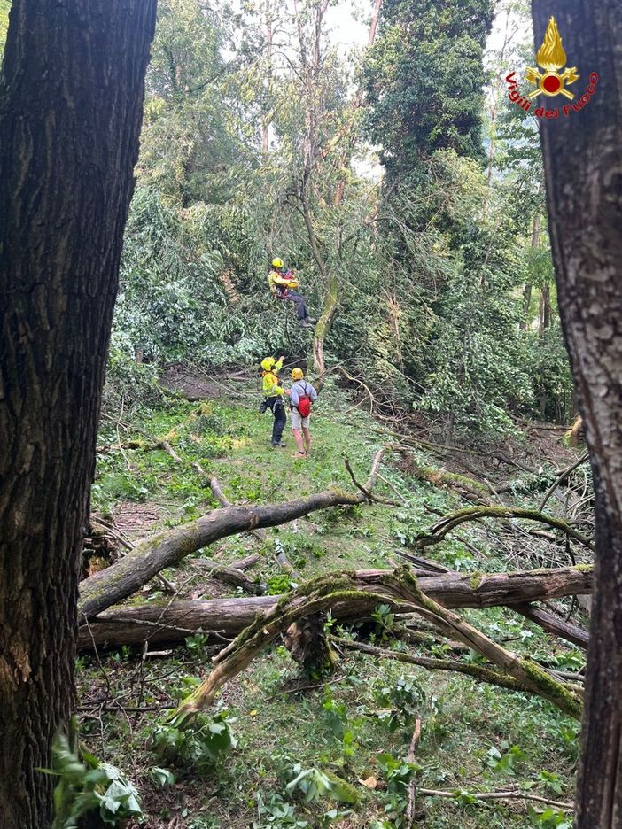 FOTO. Disperso nel bosco in Val Veddasca: salvato dall'elicottero dei vigili del fuoco FOTO. Disperso nel bosco in Val Veddasca: salvato dall'elicottero dei vigili del fuoco
