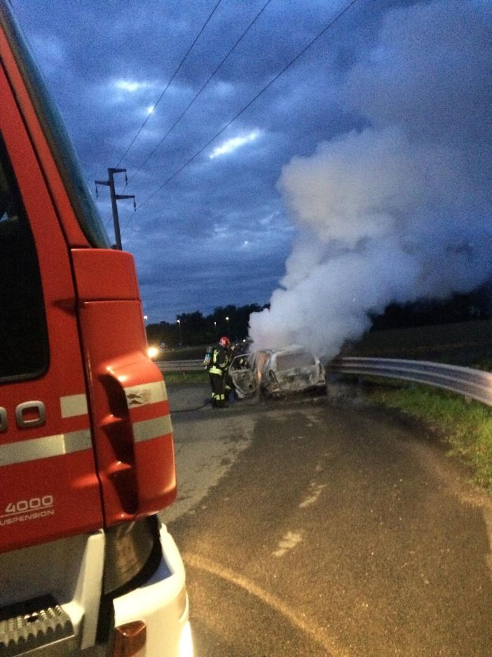 FOTO. Auto in fiamme sulla Provinciale tra Tradate e Cairate: il conducente si mette in salvo in tempo