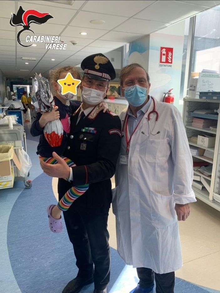 I carabinieri consegnano le uova di Pasqua ai piccoli pazienti del Del Ponte