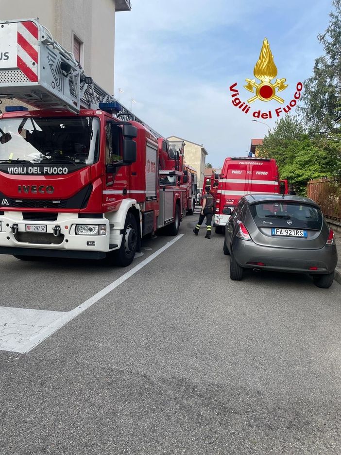 FOTO. Capannone in fiamme a Legnano, titolare e due dipendenti ustionati