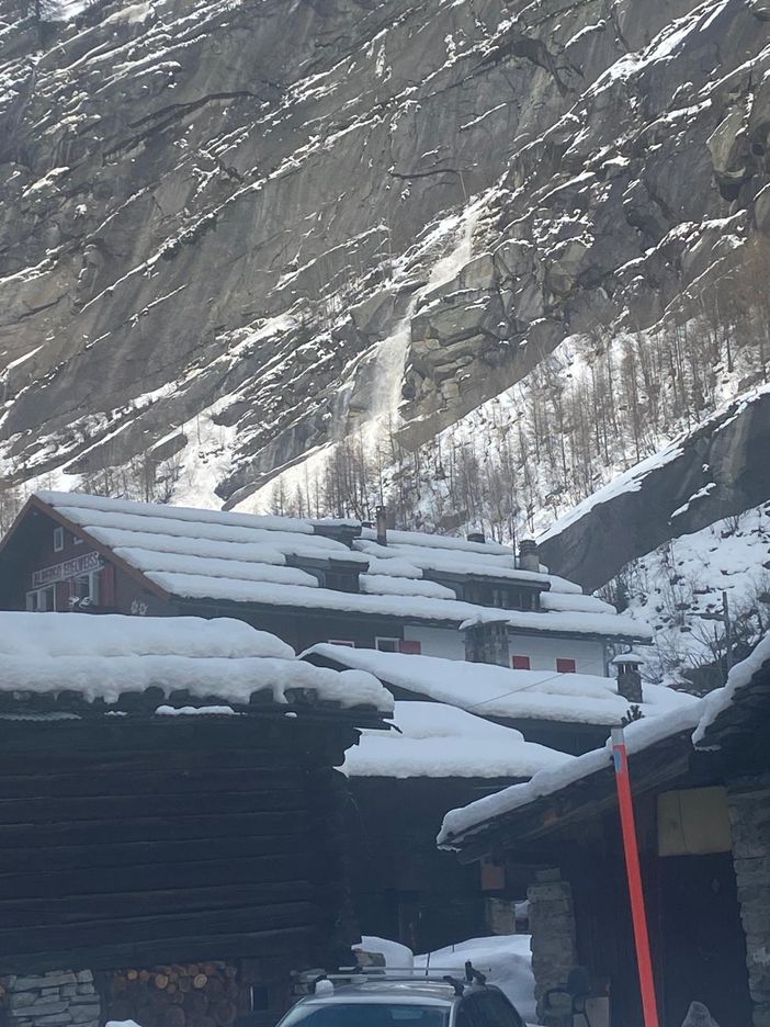 VIDEO. A Macugnaga la neve si stacca dalle cime e precipita nella zona di Pecetto