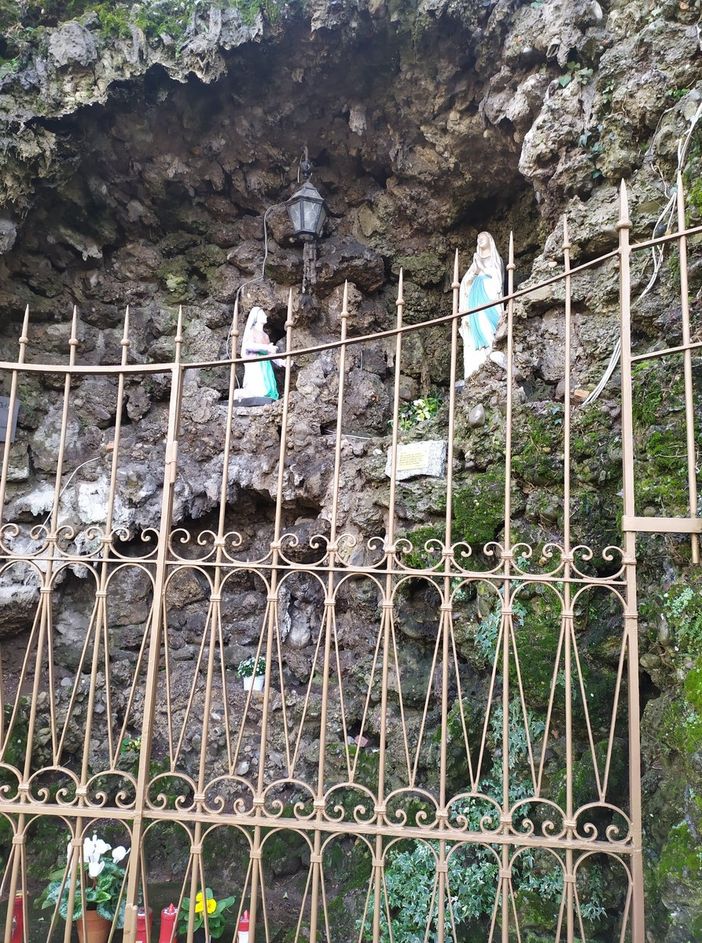 Ripulita l'area della grotta della Madonna di Lourdes