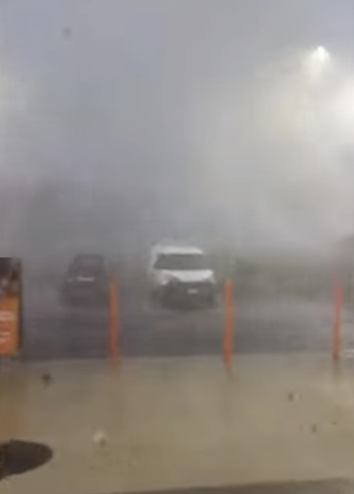 VIDEO. Downburst a Tradate spazza via tutto ciò che si trova davanti VIDEO. Downburst a Tradate spazza via tutto ciò che si trova davanti