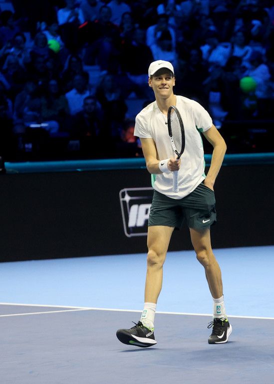 Sinner fa l'impresa: batte per la prima volta Djokovic e 'vede' le semifinali delle Atp Finals Sinner fa l'impresa: batte per la prima volta Djokovic e 'vede' le semifinali delle Atp Finals