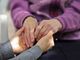 Caregiver, quasi il 70% dei lavoratori italiani ha un carico di cura