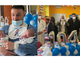 Carlos e Leonardo con papà Edoardo a lato la consegna dei bavaglini in pediatria
