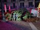 Raffiche di vento anche a Como: in piazza Duomo crolla l'albero di Natale Raffiche di vento anche a Como: in piazza Duomo crolla l'albero di Natale