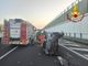 Carambola in autostrada, macchina si ribalta: i vigili del fuoco estraggono donna dalle lamiere