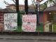 Gli striscioni di protesta affissi dai genitori ai cancelli della scuola dell'infanzia di Casorate Sempione(foto da Facebook)