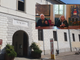 Il municipio di Busto. Nel riquadro, Liguori e Labanca
