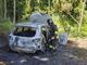 Cade un tizzone nel baule, auto distrutta dalle fiamme
