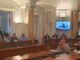 Colombo interviene in piedi durante la discussione in Provincia sul Remigration Summit