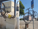 Infilata nell’immondizia o volante. Gli strani “parcheggi” delle biciclette a Busto Infilata nell’immondizia o volante. Gli strani “parcheggi” delle biciclette a Busto