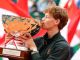 Jannik Sinner bacia il trofeo in argento del Masters 1000 di Montecarlo (foto Afp)