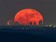 La foto della Luna rossa che attraversa lo skyline di Milano è nata sulle alture del lago Maggiore