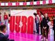 Il nuovo logo Uyba. Nella foto sotto: la sciarpa biancorossa con il nuovo logo esibita con orgoglio da tutti gli sponsor presenti