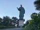 Arona, il San Carlone apre alle visite serali. Il 31 agosto concerto dedicato a De André ai piedi della statua