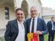 Giuseppe Abenante e Beppe Bergomi all'evento Fideuram con il gagliardetto dell'Antoniana