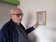 Monsignor Livetti indica l'attestato del suo Battesimo