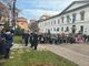 Giornata della Memoria a Busto, la deposizione della corona con i ragazzi di Tommaseo e De Amicis