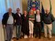 L'assessore Paola Reguzzoni con Raffaella Ganzetti (coordinatrice del centro diurno Belotti Pensa per Società Dolce), il sindaco di Comabbio Mariolino Deplano, l'artista Giuseppe Portella e due rappresentanti dell'associazione culturale Il borgo di Lucio Fontana