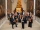L’Appassionata orchestra da camera. Sotto, il maestro Corrado Greco e l’Insubriae Chorus diretto dal maestro Andrea Gottardello
