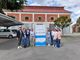 Alcuni dipendenti impegnati nell'open day, con l'ad Tugnoli, primo da sinistra, e il presidente Montani, nel gruppetto alla destra del roll-up