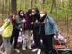 Cinque ragazze dal “pollice verde” ripuliscono dai rifiuti il bosco di Marnate