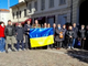 Politici gallaratesi e cittadini ucraini uniti dietro la bandiera gialloblu, al termine dell'incontro ospitato da palazzo Borghi