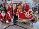 È Natale in centro a Busto. Bambini a bordo della “slitta vespa”. FOTO E VIDEO