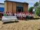 Ultima campanella, classi quinte in festa alla scuola Toscanini e saluto alla maestra che va in pensione