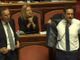 Il senatore Alfieri si toglie la giacca in aula, guidando la protesta dell'opposizione (immagini Rai)