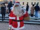 In sella alle Vespe vestiti da Babbo Natale