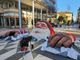 FOTO. Busto, Babbo Natale è “sbucato” in via Milano. E sul presepe il sindaco precisa