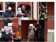 FOTO. Il rogo, la paura e quella bimba tra le braccia del carabiniere: «Grazie, siete degli eroi»