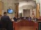 In Provincia primo via libera al bilancio. Opposizione sulle barricate: «Qui manca la politica»