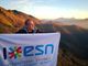 Cristian Tallarida con la bandiera di Esn