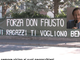 Uno striscione dei ragazzi di qualche mese fa e don Fausto mentre fa gli auguri di Pasqua su Solwebtv