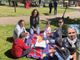 Bambini al parco a consumare il pasto prima di tornare a scuola. Nella foto piccola Emanuele Fiore