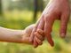 Papà di adolescenti si raccontano in un video sull’essere educatori in famiglia