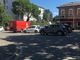 Le auto dove un tempo c'erano i bus, l'ingresso dell'ospedale e lo slargo