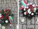 Il vaso della Memoria dura poche ore: «Avete dimostrato ancora una volta quanto siete cretini»
