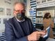 Fiorenzo Magni con il cellulare carico di ricordi dello zio Piero