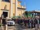 Il saluto delle penne nere davanti alla chiesa di San Giulio